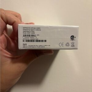 Apple AirPods 4 ANC - Sleek White Design